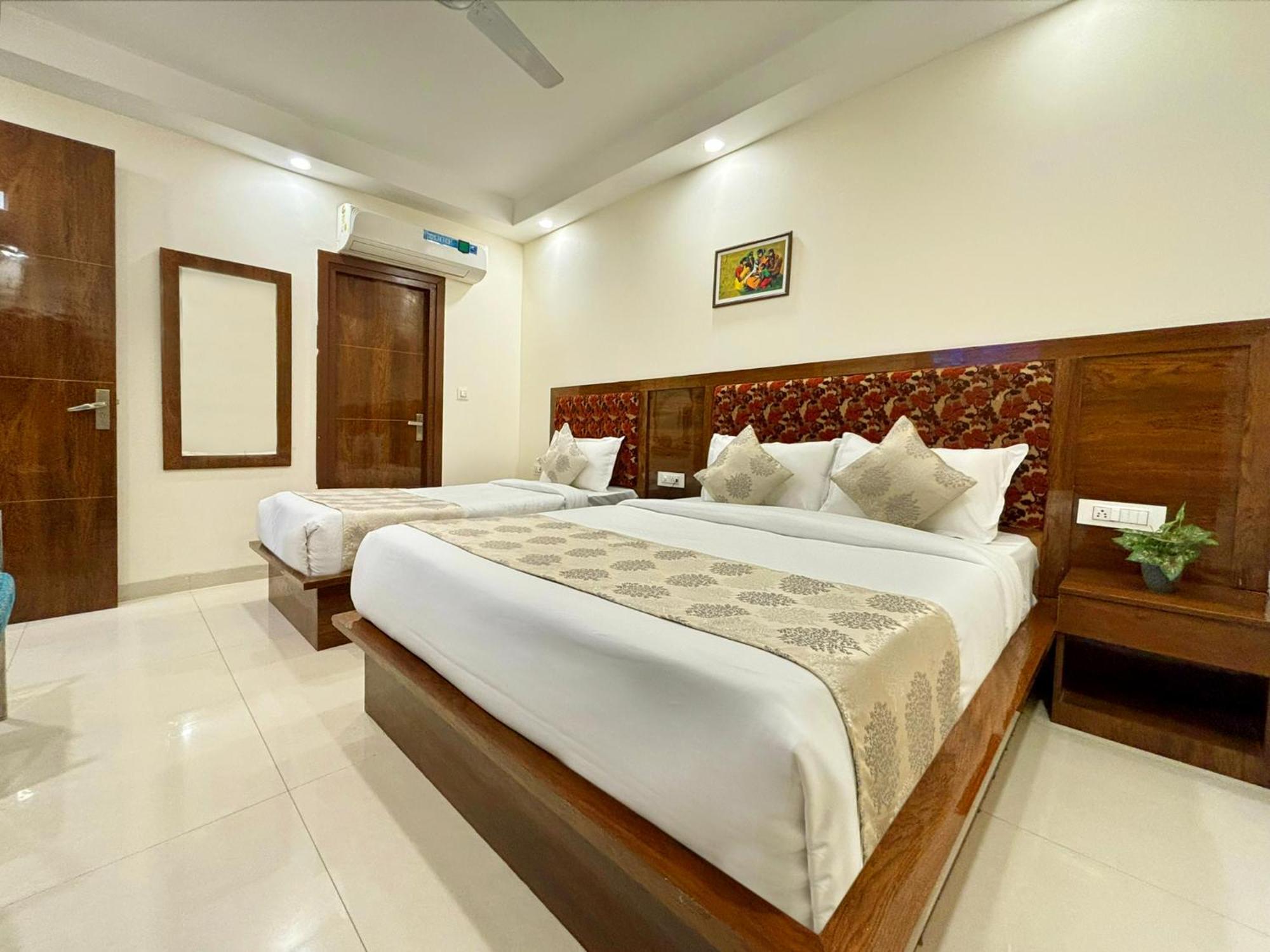 Hotel Emblem Suites- Near Delhi Airport ニューデリー エクステリア 写真