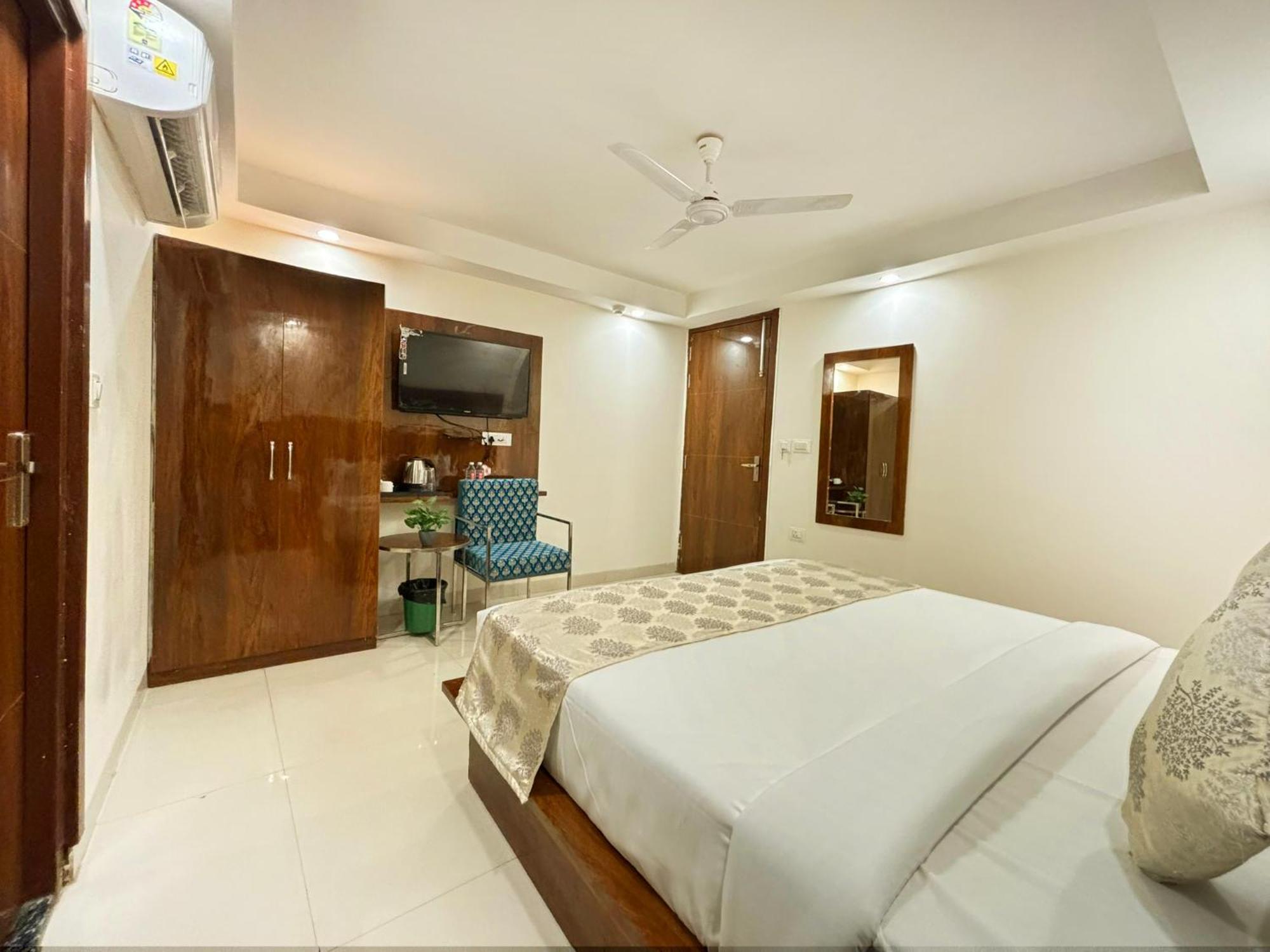 Hotel Emblem Suites- Near Delhi Airport ニューデリー エクステリア 写真