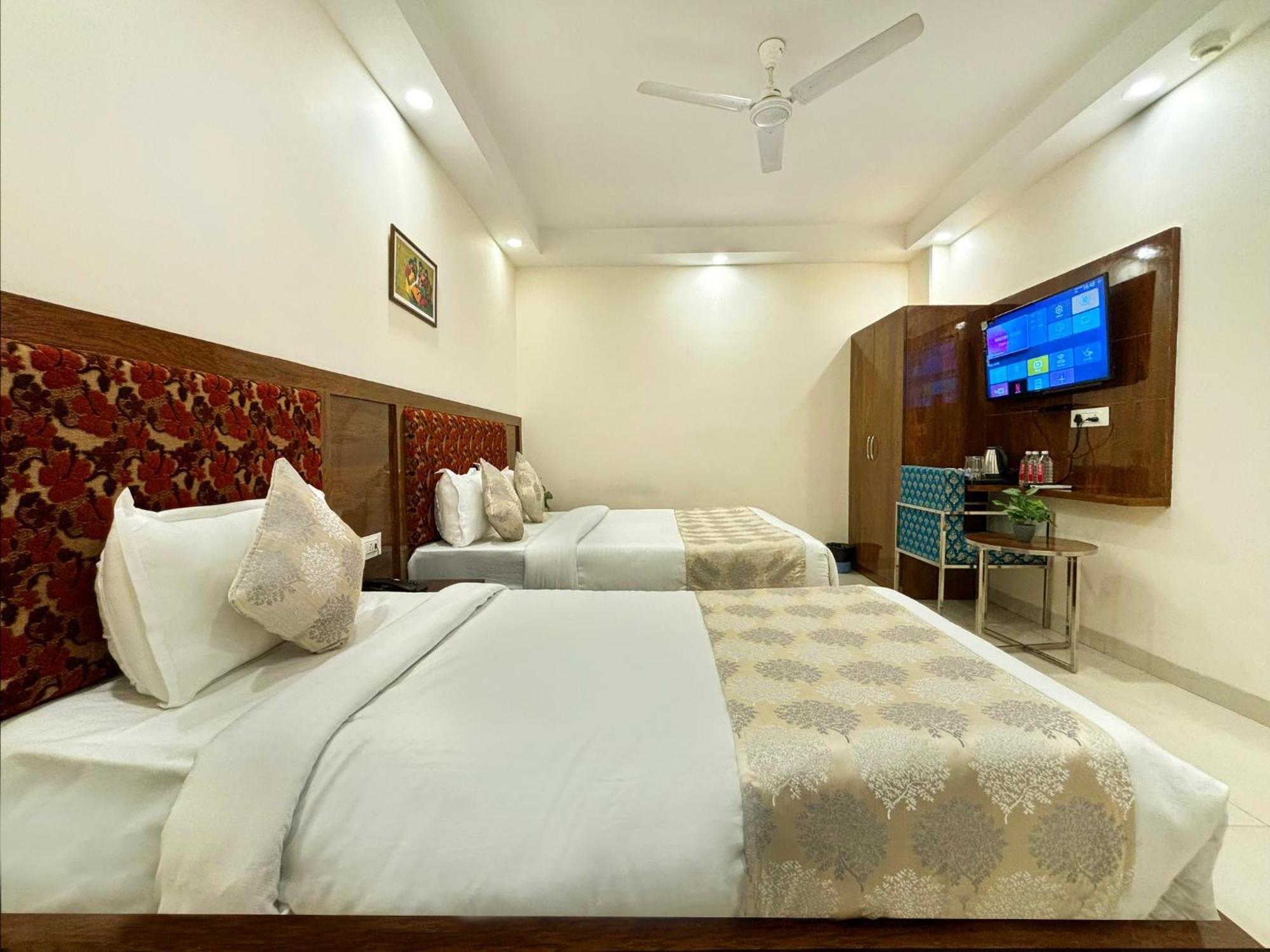 Hotel Emblem Suites- Near Delhi Airport ニューデリー エクステリア 写真