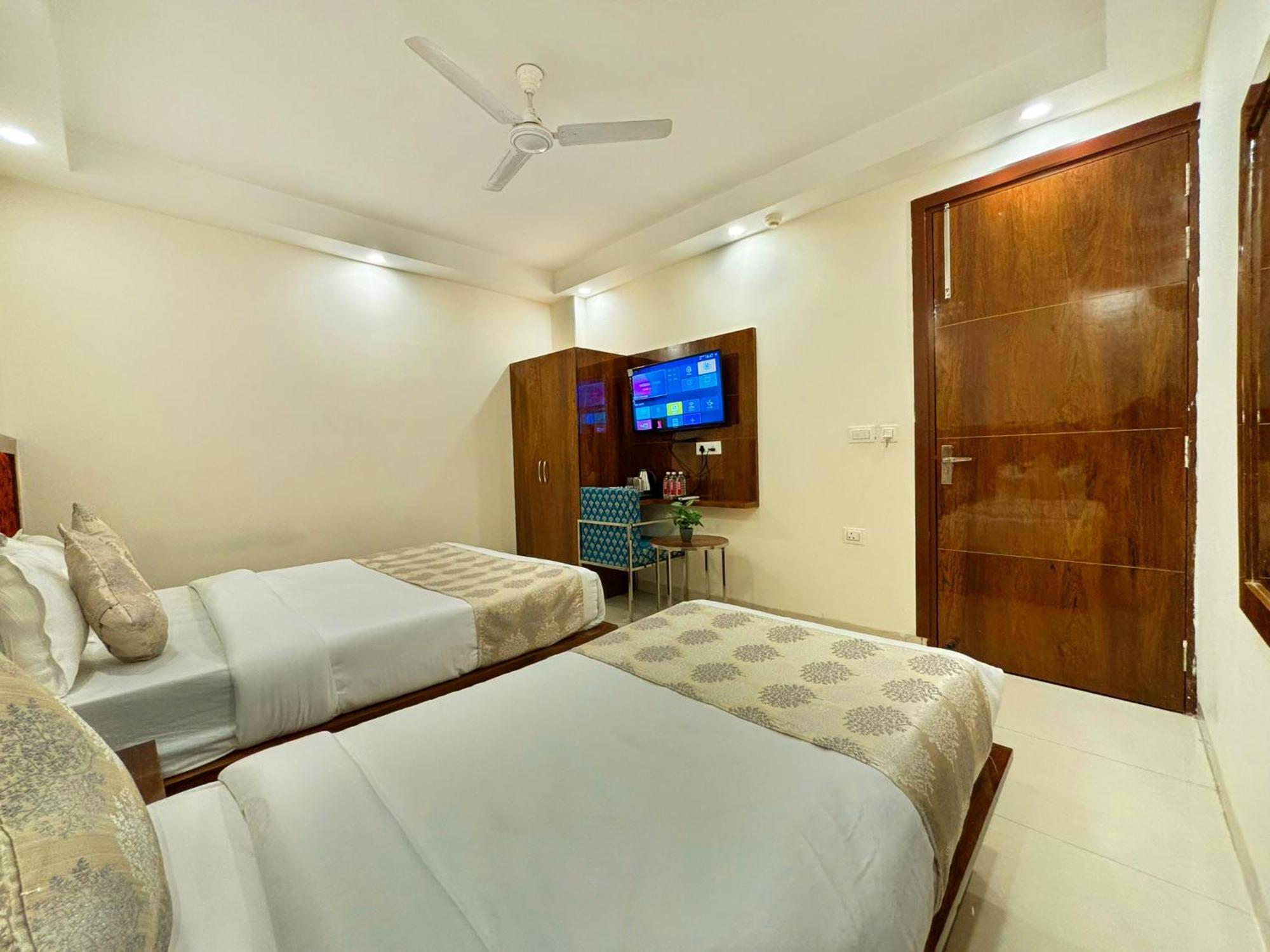 Hotel Emblem Suites- Near Delhi Airport ニューデリー エクステリア 写真