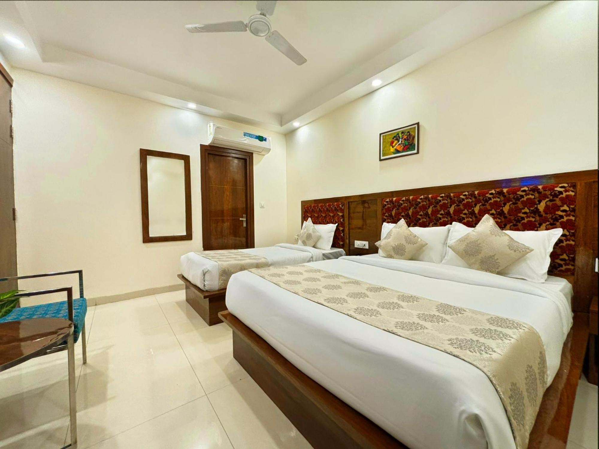 Hotel Emblem Suites- Near Delhi Airport ニューデリー エクステリア 写真