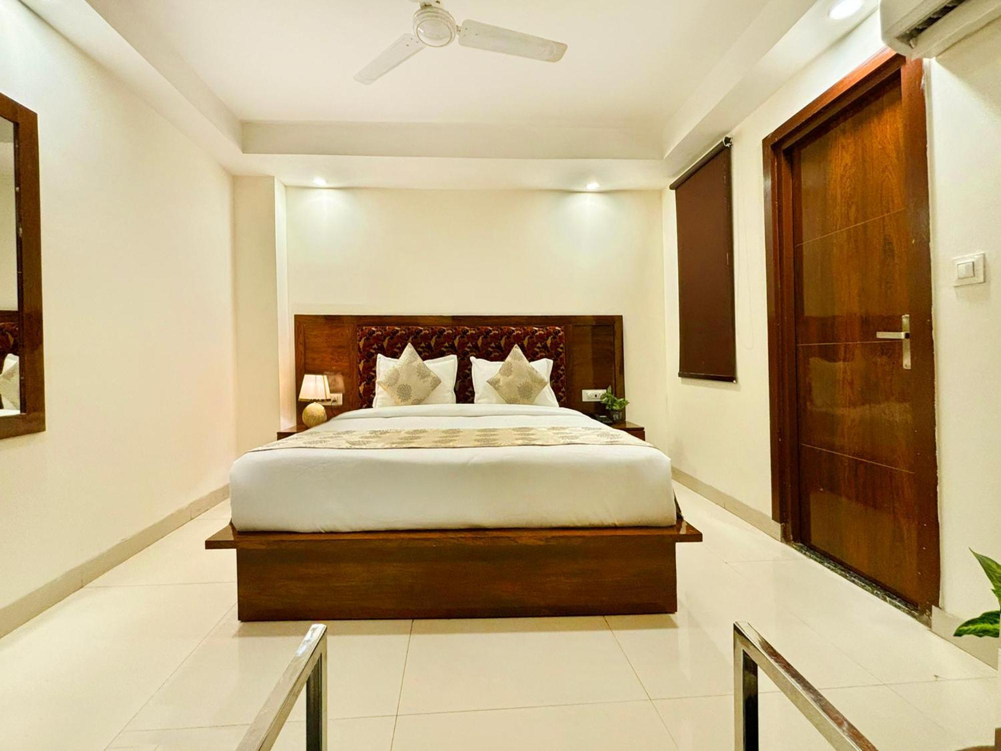 Hotel Emblem Suites- Near Delhi Airport ニューデリー エクステリア 写真