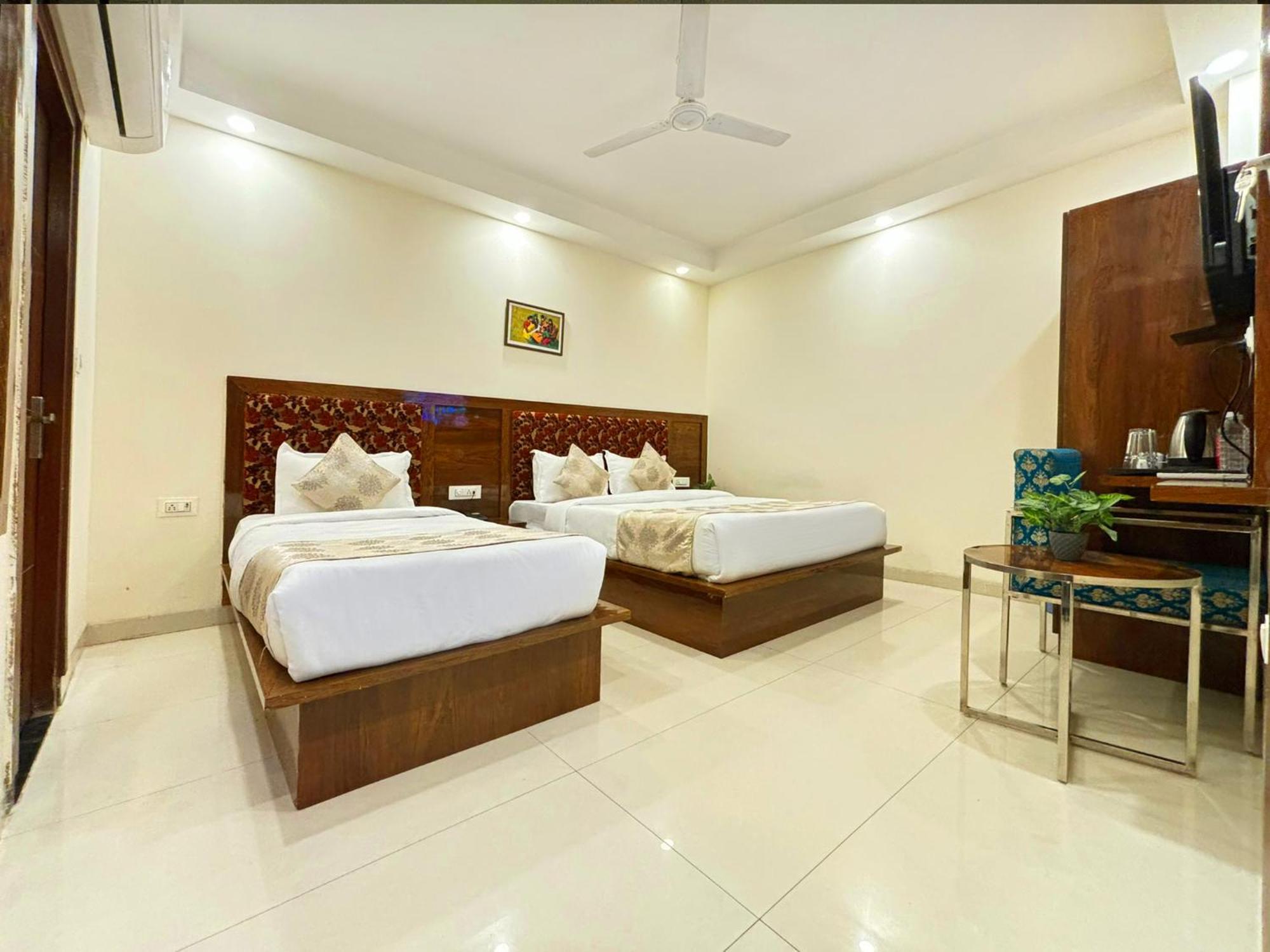 Hotel Emblem Suites- Near Delhi Airport ニューデリー エクステリア 写真