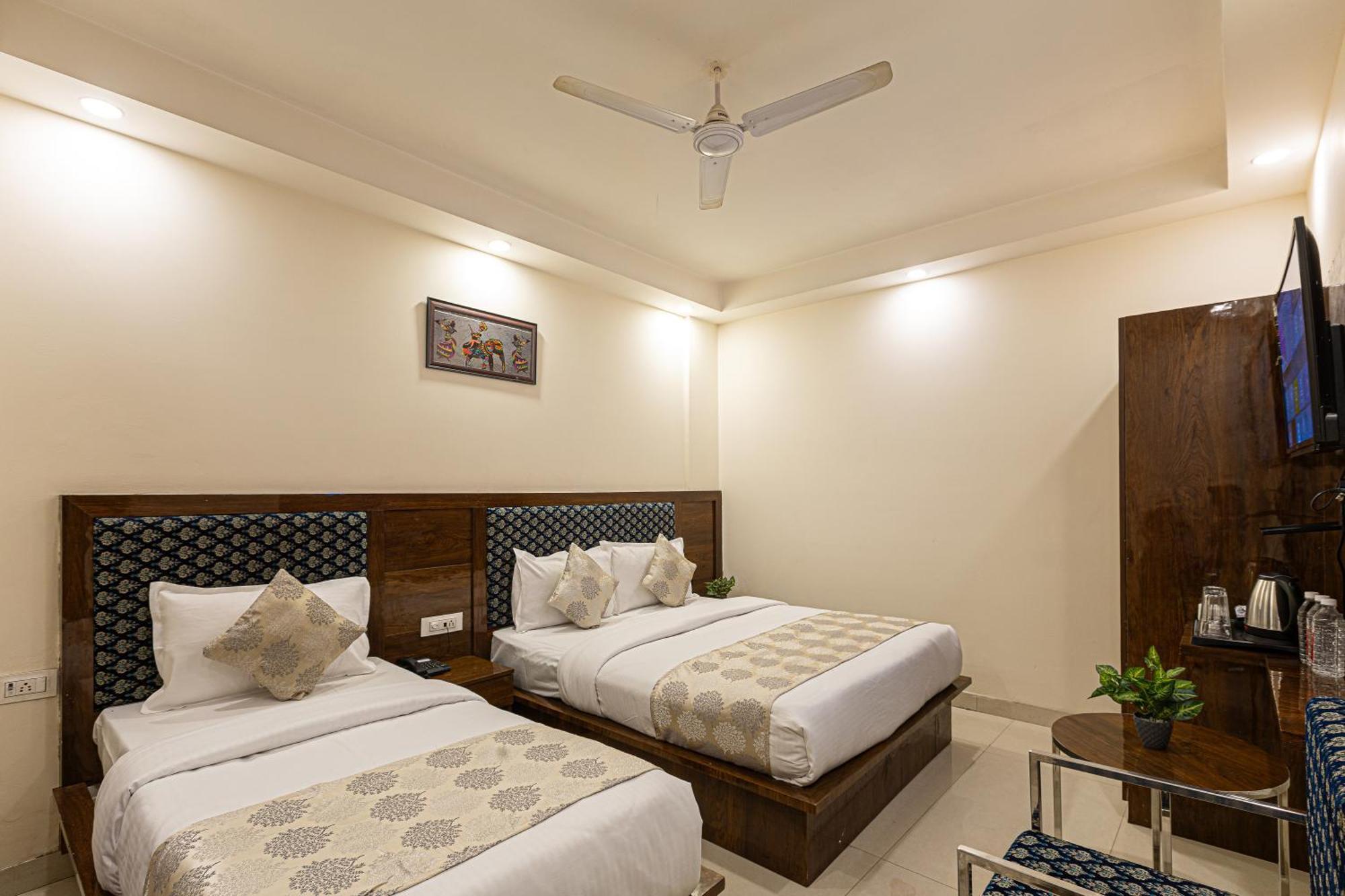 Hotel Emblem Suites- Near Delhi Airport ニューデリー エクステリア 写真