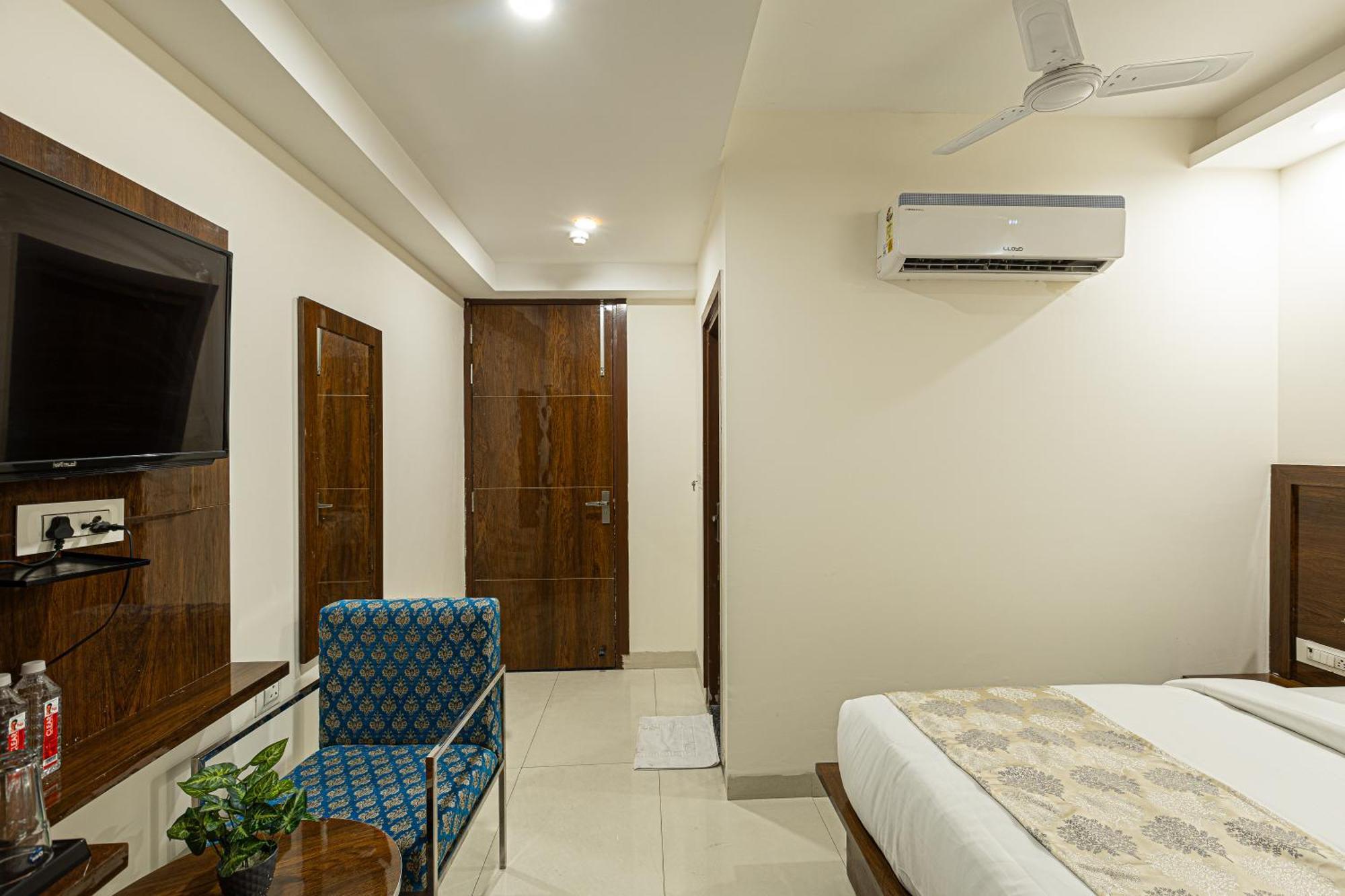 Hotel Emblem Suites- Near Delhi Airport ニューデリー エクステリア 写真