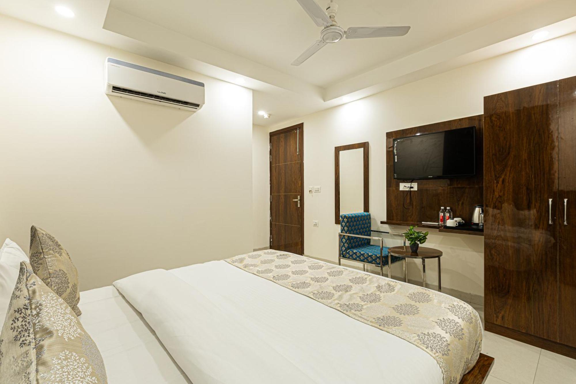 Hotel Emblem Suites- Near Delhi Airport ニューデリー エクステリア 写真