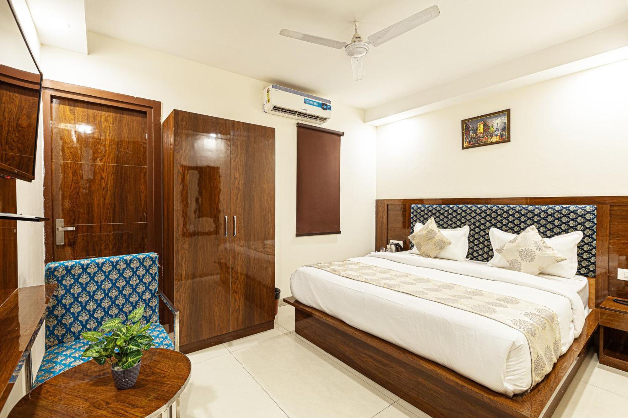 Hotel Emblem Suites- Near Delhi Airport ニューデリー エクステリア 写真