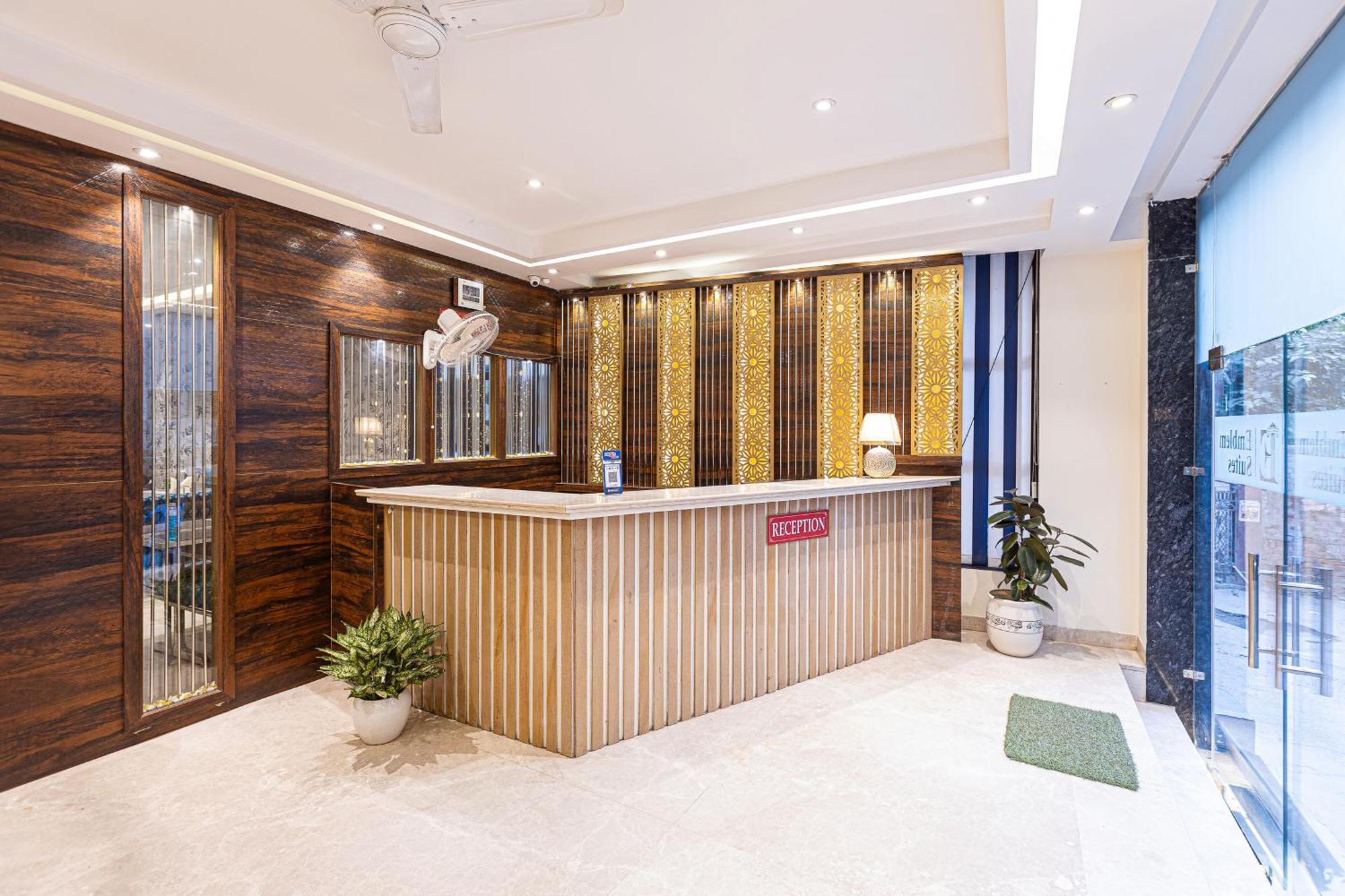 Hotel Emblem Suites- Near Delhi Airport ニューデリー エクステリア 写真