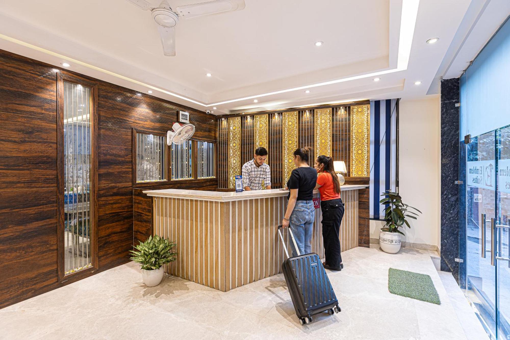 Hotel Emblem Suites- Near Delhi Airport ニューデリー エクステリア 写真