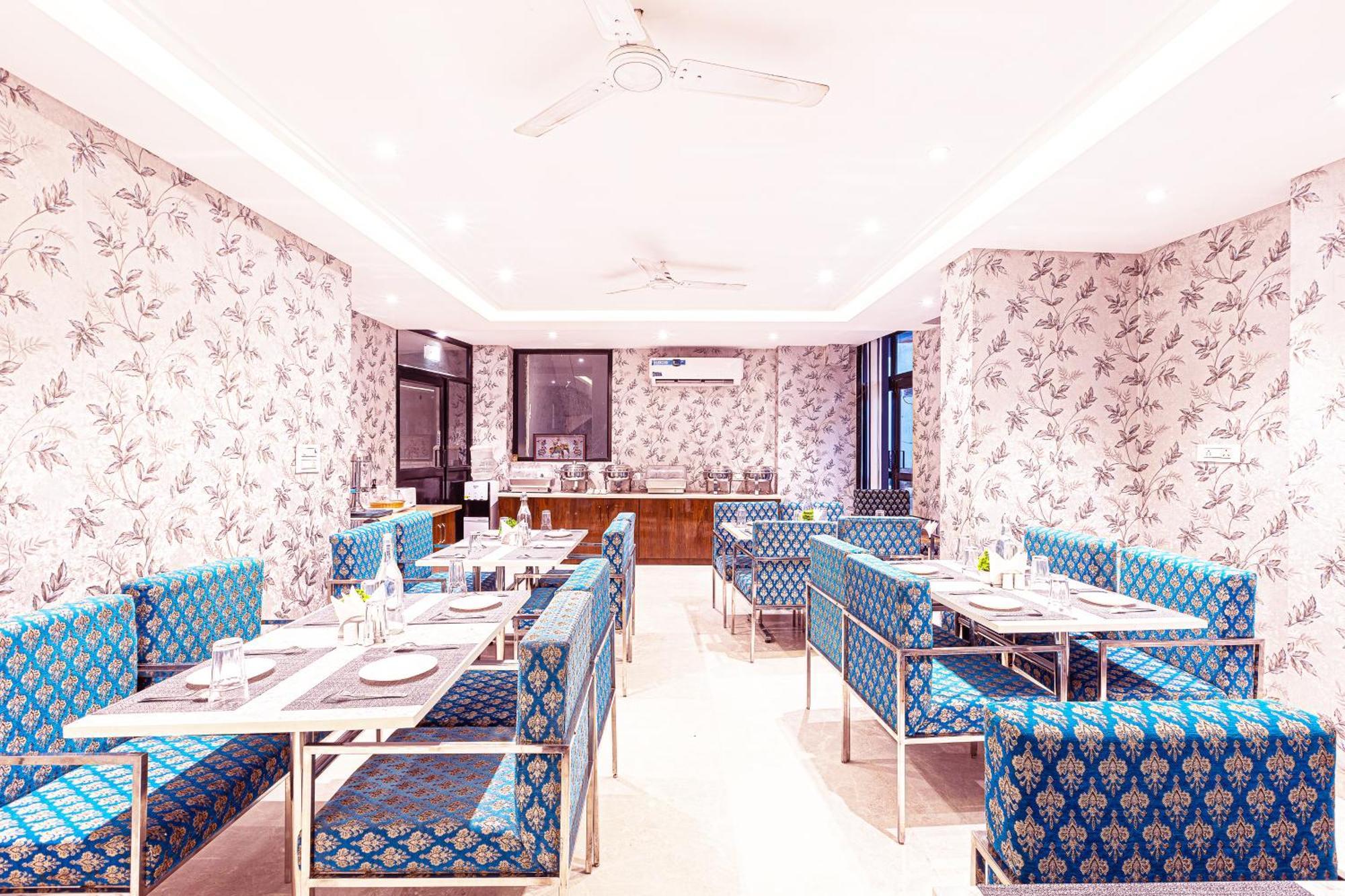 Hotel Emblem Suites- Near Delhi Airport ニューデリー エクステリア 写真